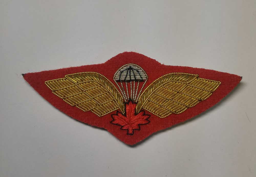 Crest: Paratroop Wings with Red Maple Leaf - Click Image to Close