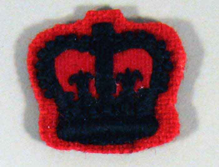 Crown: Officer, Rifles, Black on Red - Click Image to Close